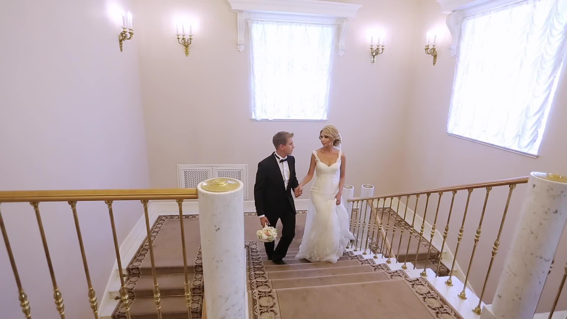 新娘和新郎在宫殿里上楼视频的预览图