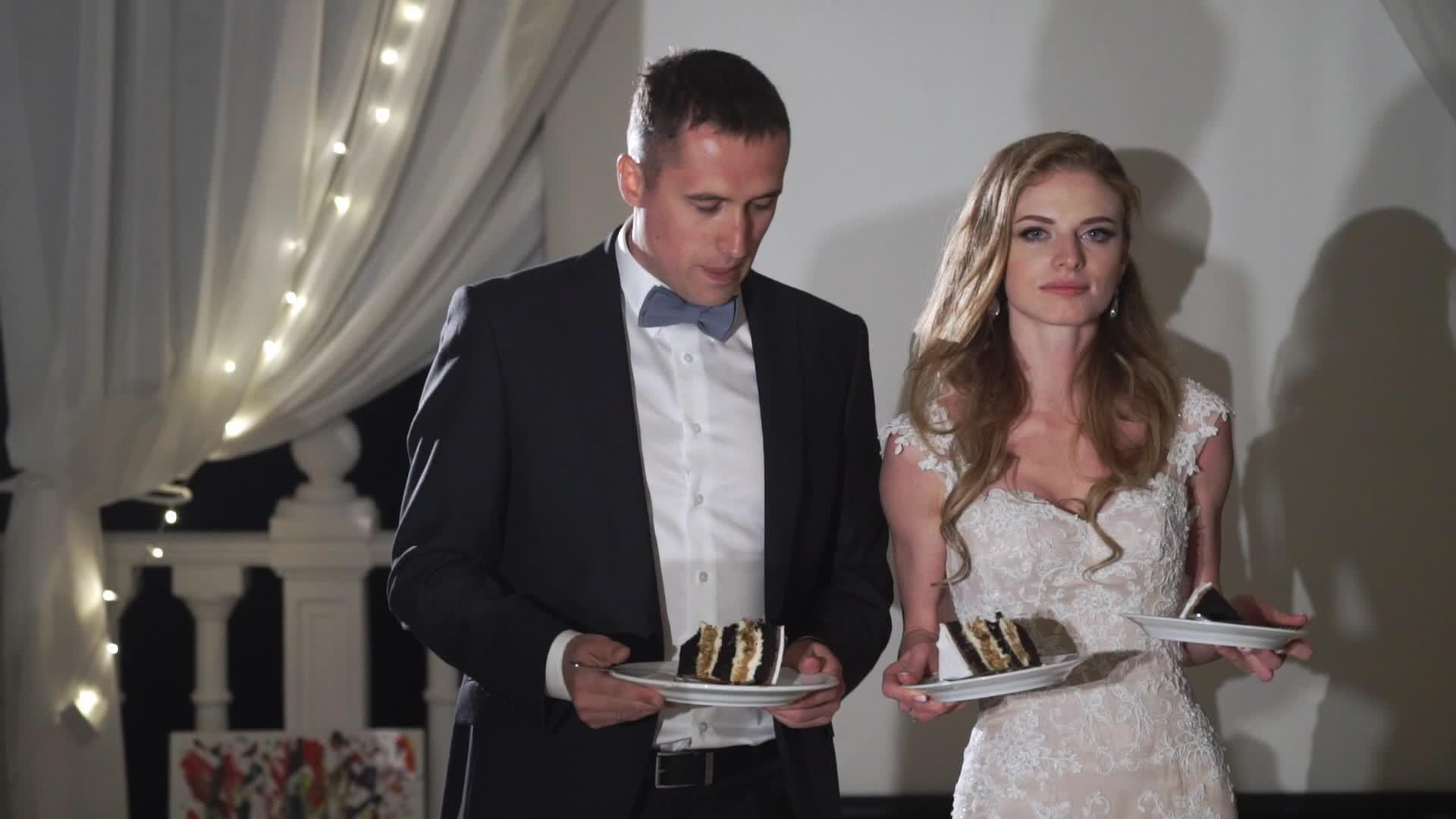 新娘和新郎在派对上切结婚蛋糕视频的预览图