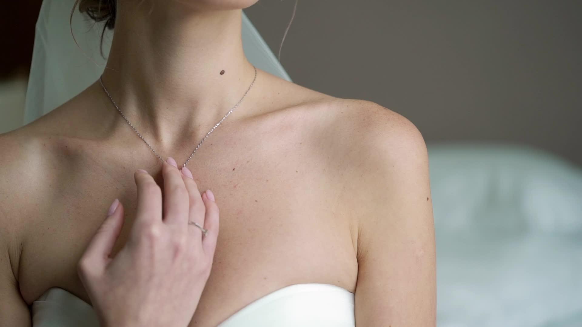年轻新娘胸前佩戴奢华项链为年轻女性准备结婚早餐视频的预览图