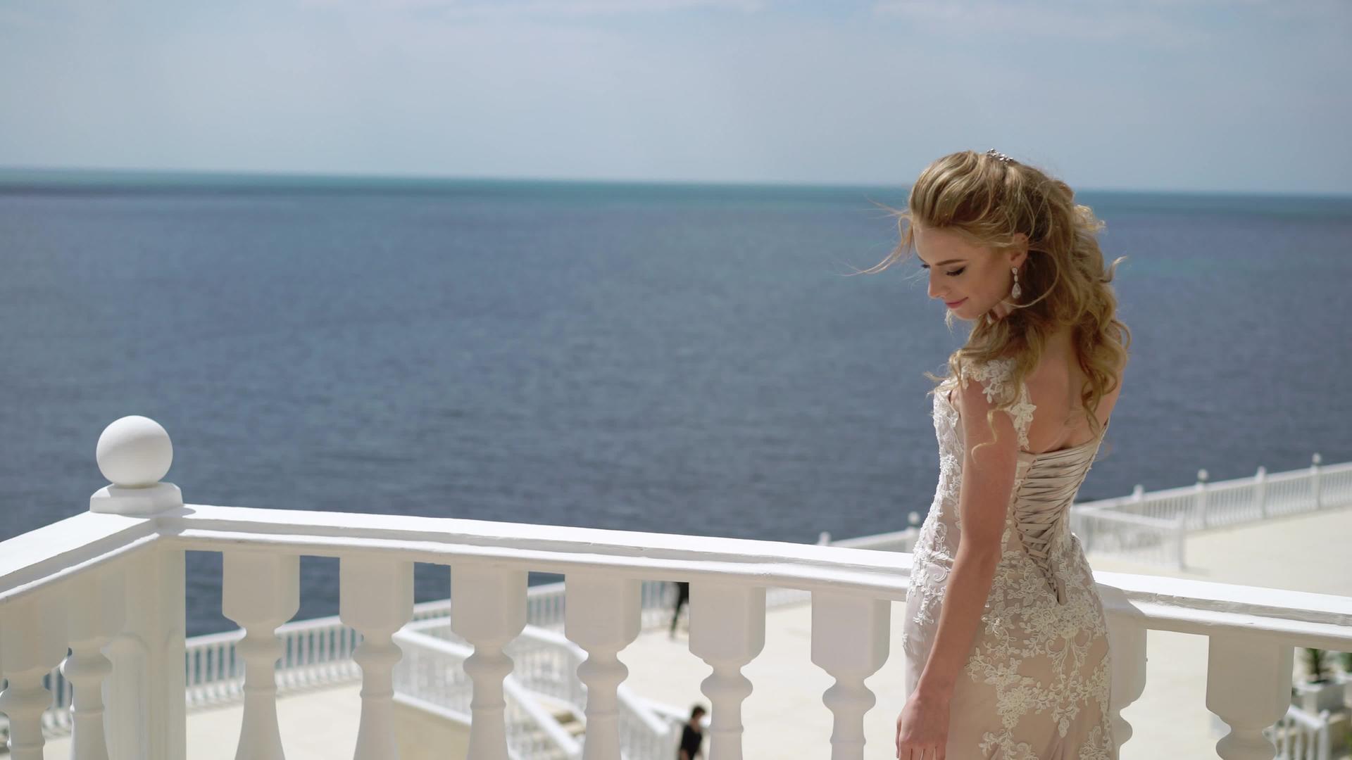 站在阳台上的年轻新娘摆姿势视频的预览图