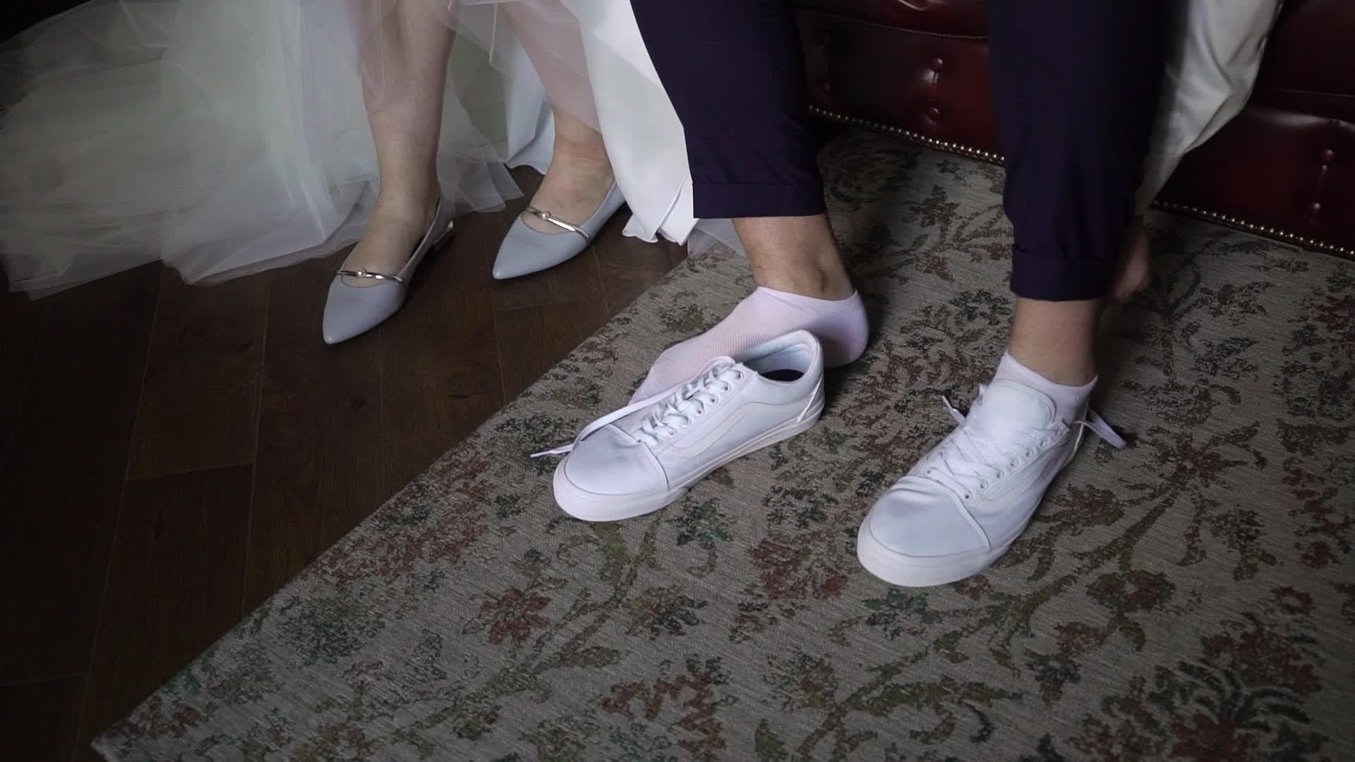 年轻的新娘穿着鞋子和高跟鞋女人结婚那天穿着时尚白鞋视频的预览图