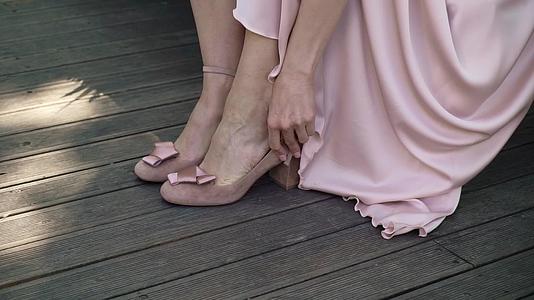 年轻的新娘穿着鞋子和高跟鞋女人结婚那天穿着时尚白鞋视频的预览图