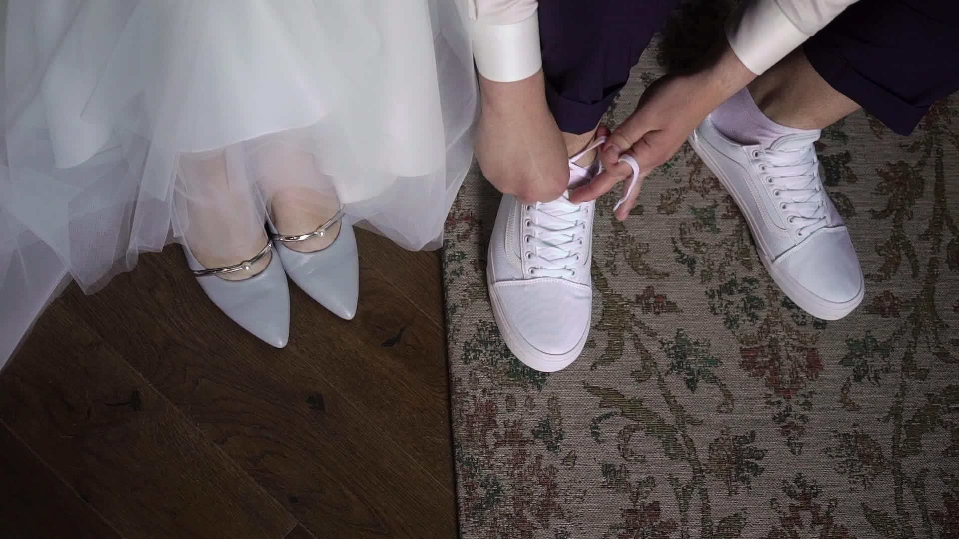穿鞋的年轻新娘视频的预览图
