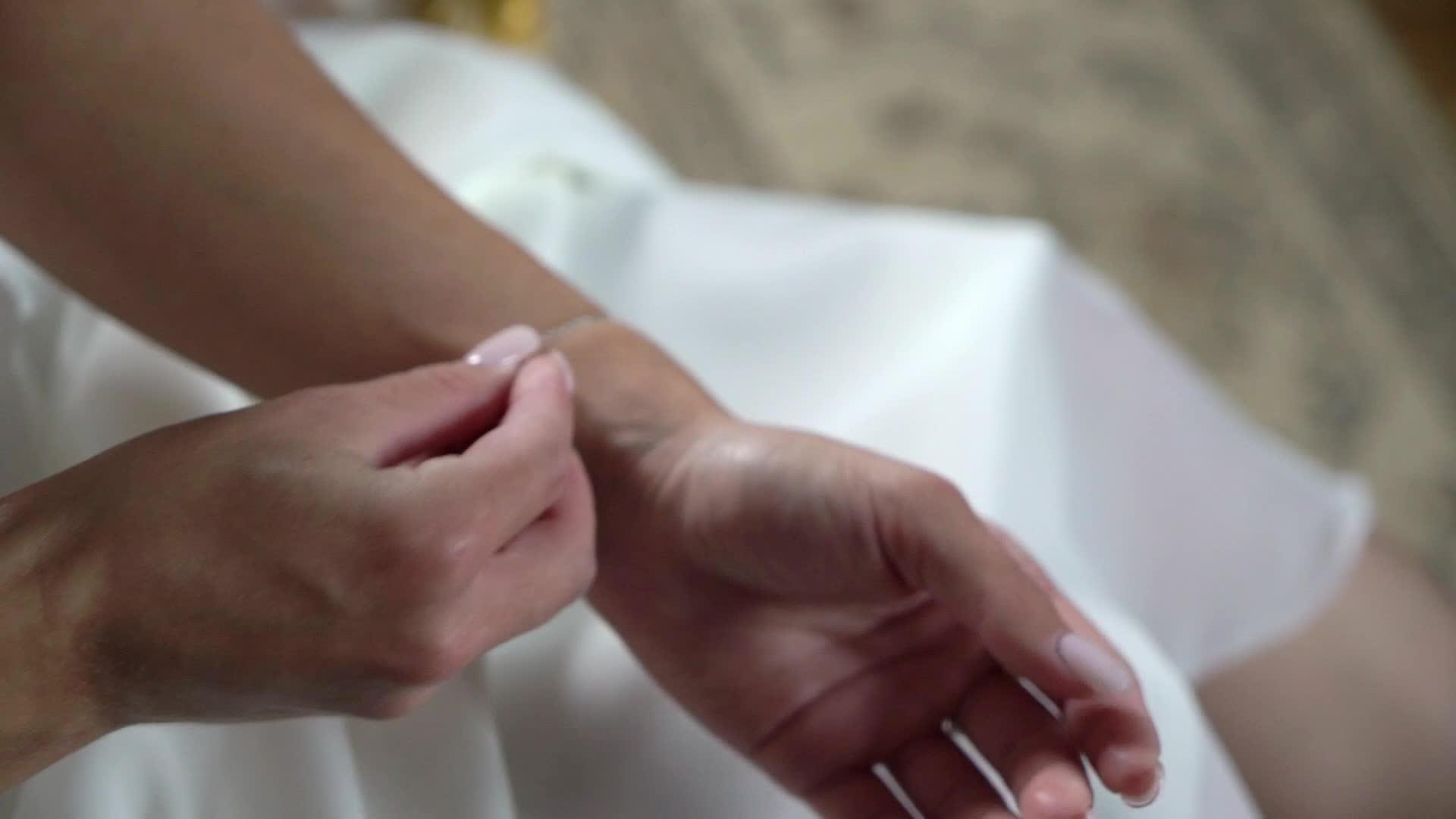 年轻的新娘手腕上戴着珠宝手镯视频的预览图