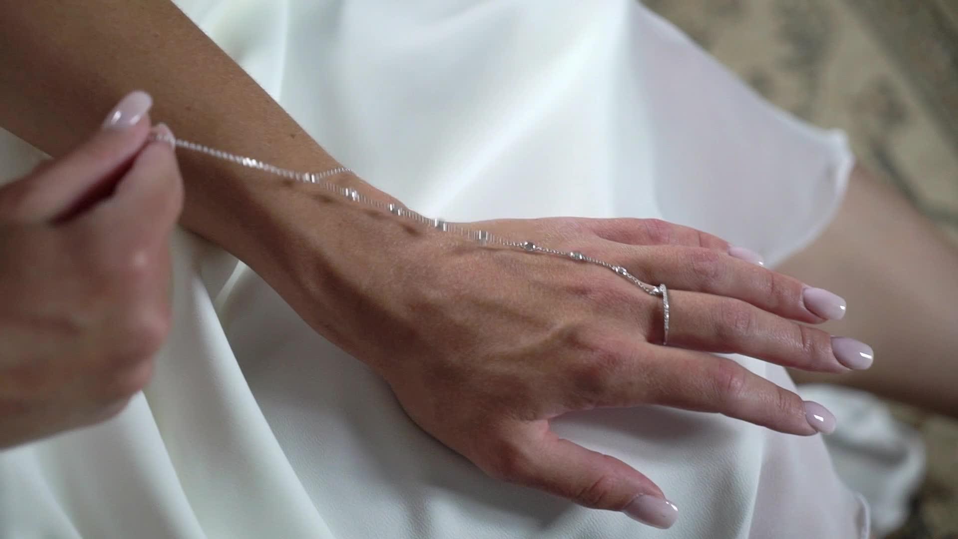 年轻的新娘手腕上戴着珠宝手镯视频的预览图