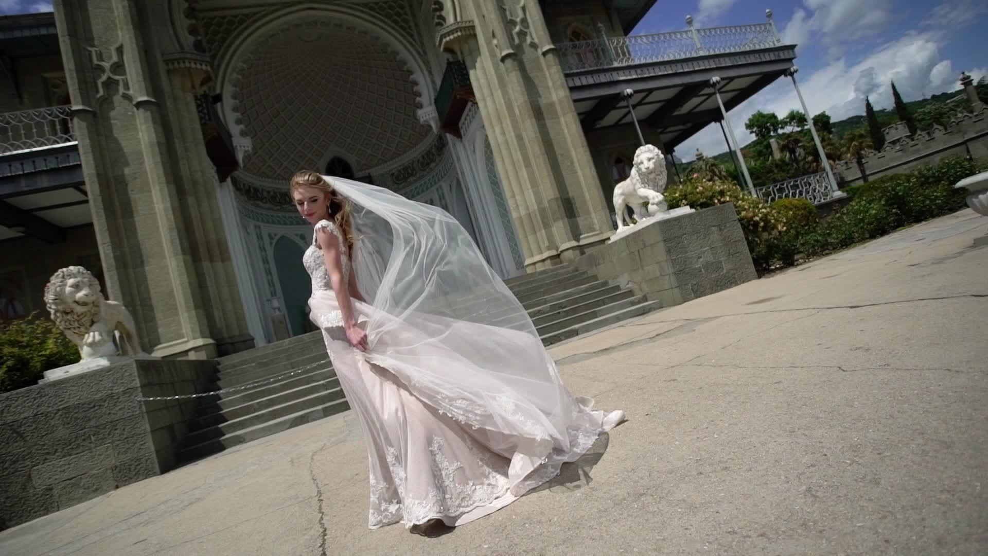 在城市里年轻的新娘在风雨中挥舞着面纱视频的预览图