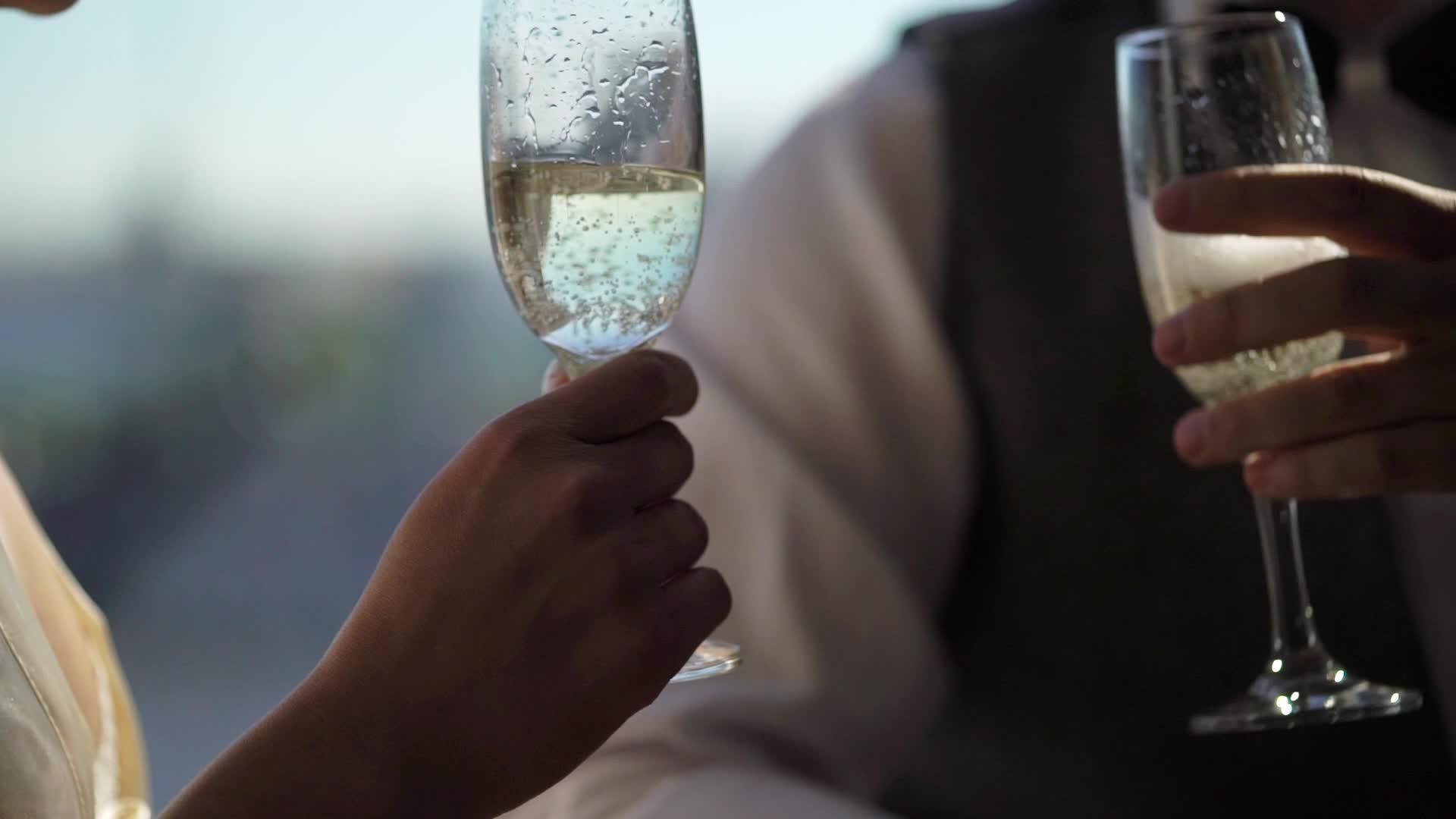 年轻夫妇把眼镜和香槟连在一起视频的预览图