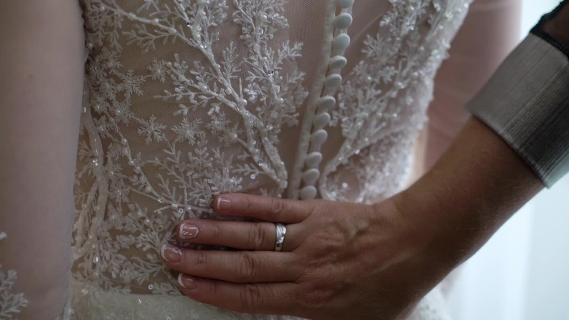 伴娘帮助年轻新娘穿上婚纱奢华的婚纱视频的预览图