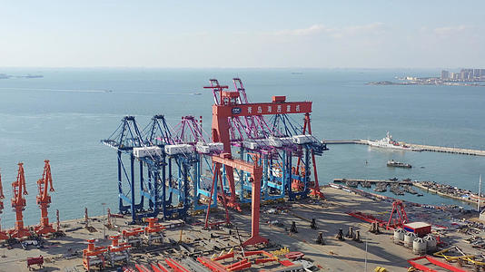 青岛海边的港口风光航拍4K视频视频的预览图