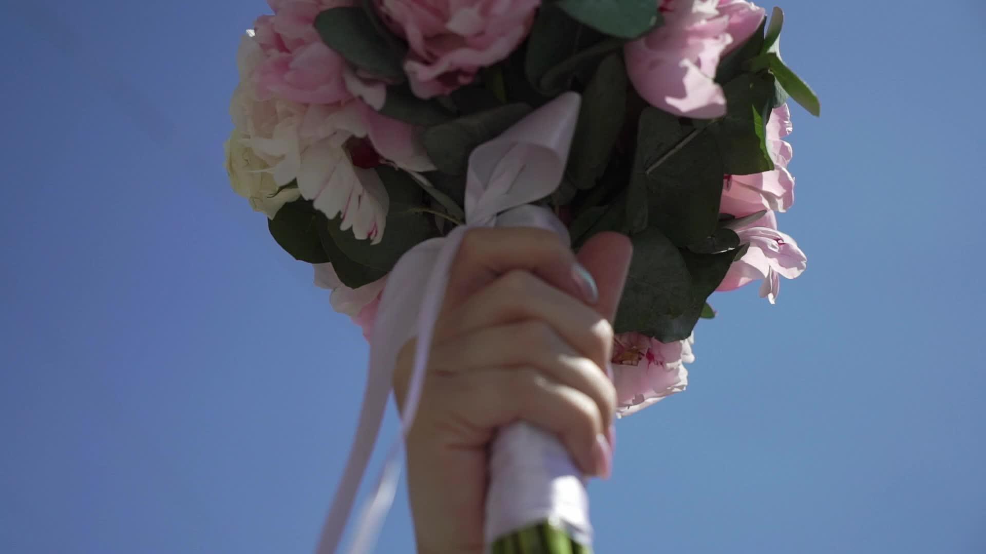 新娘花束有粉红色的花视频的预览图