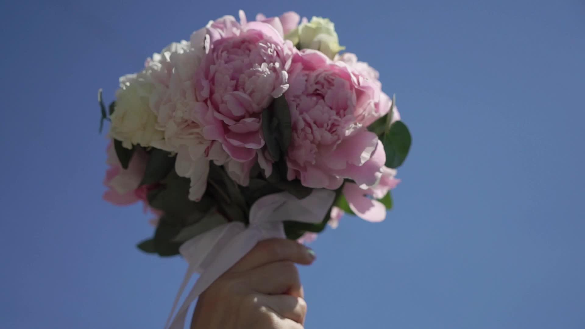 新娘花束有粉红色的花视频的预览图