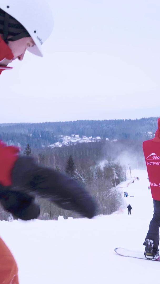 滑雪场新手单板滑雪运动新手单板滑雪运动视频的预览图