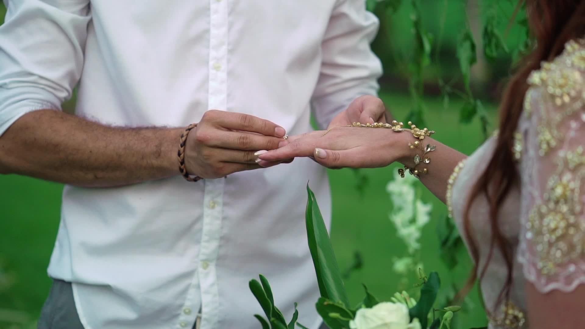 在婚礼上交换新娘和新郎的结婚戒指视频的预览图