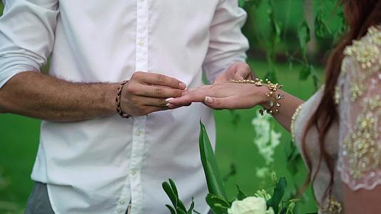 在婚礼上交换新娘和新郎的结婚戒指视频的预览图
