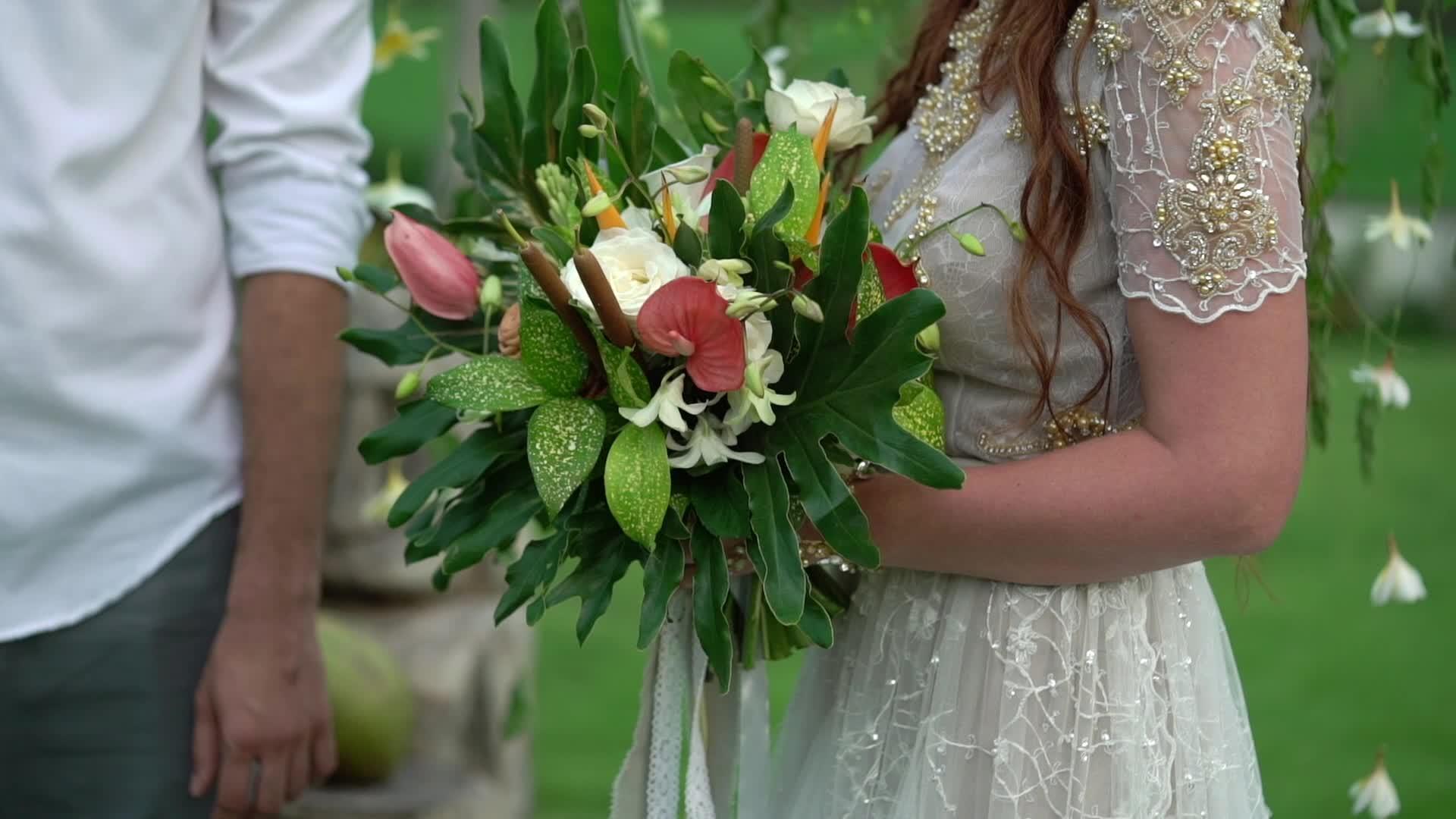 新娘和新郎在婚礼上视频的预览图