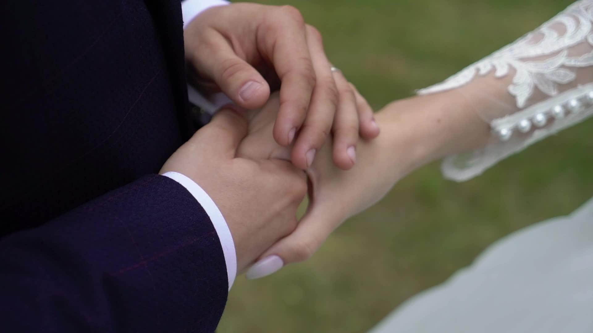 新娘和新郎在公园里结婚视频的预览图