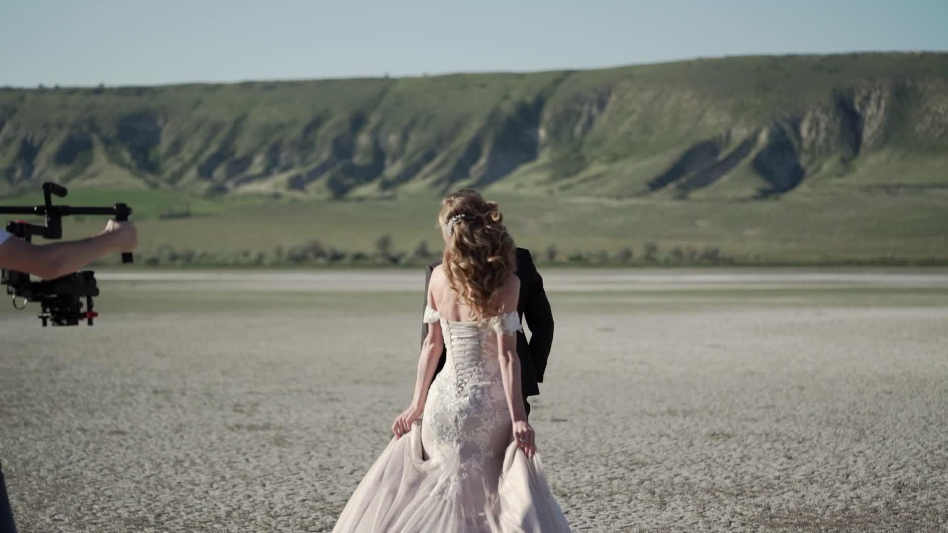 年轻漂亮的婚纱新娘视频的预览图