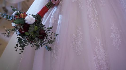 新娘举行婚礼的花束视频的预览图