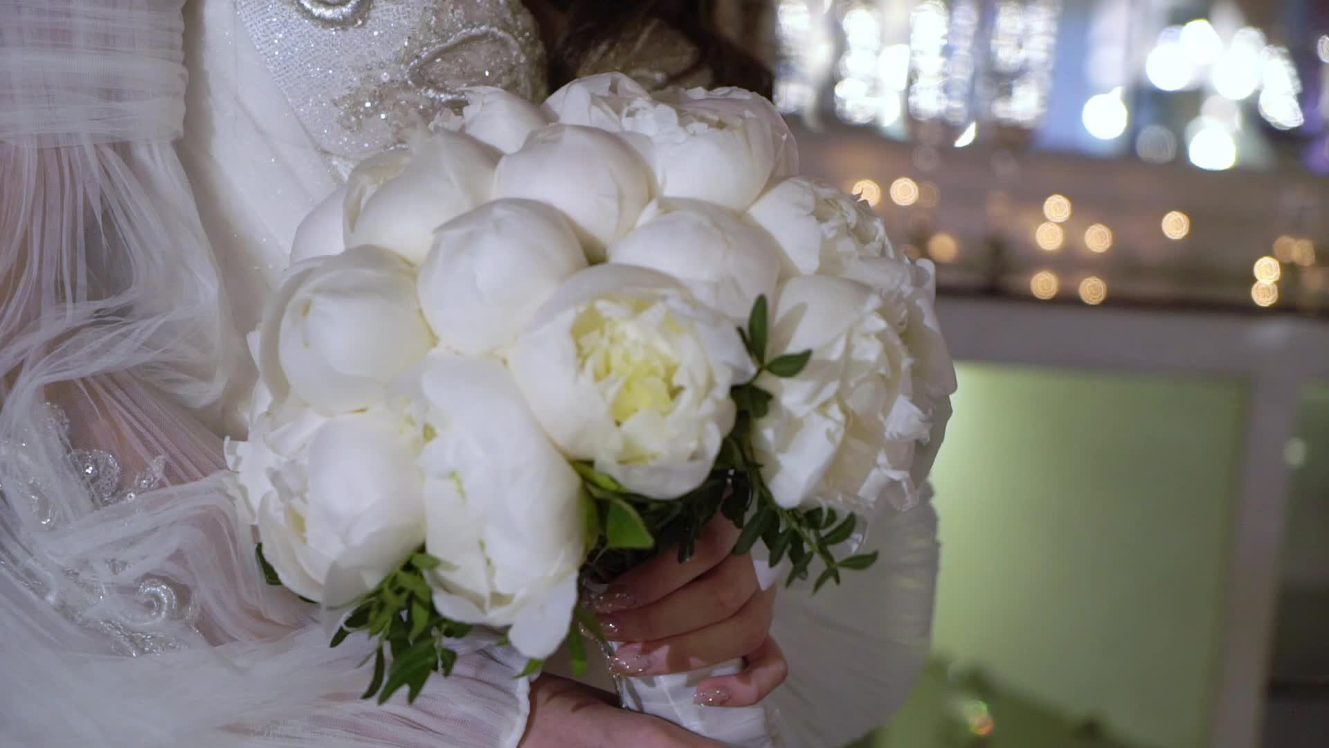 以白色花束为新娘视频的预览图