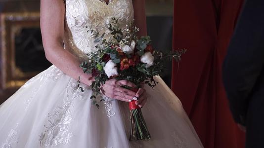 新娘举行婚礼的花束视频的预览图