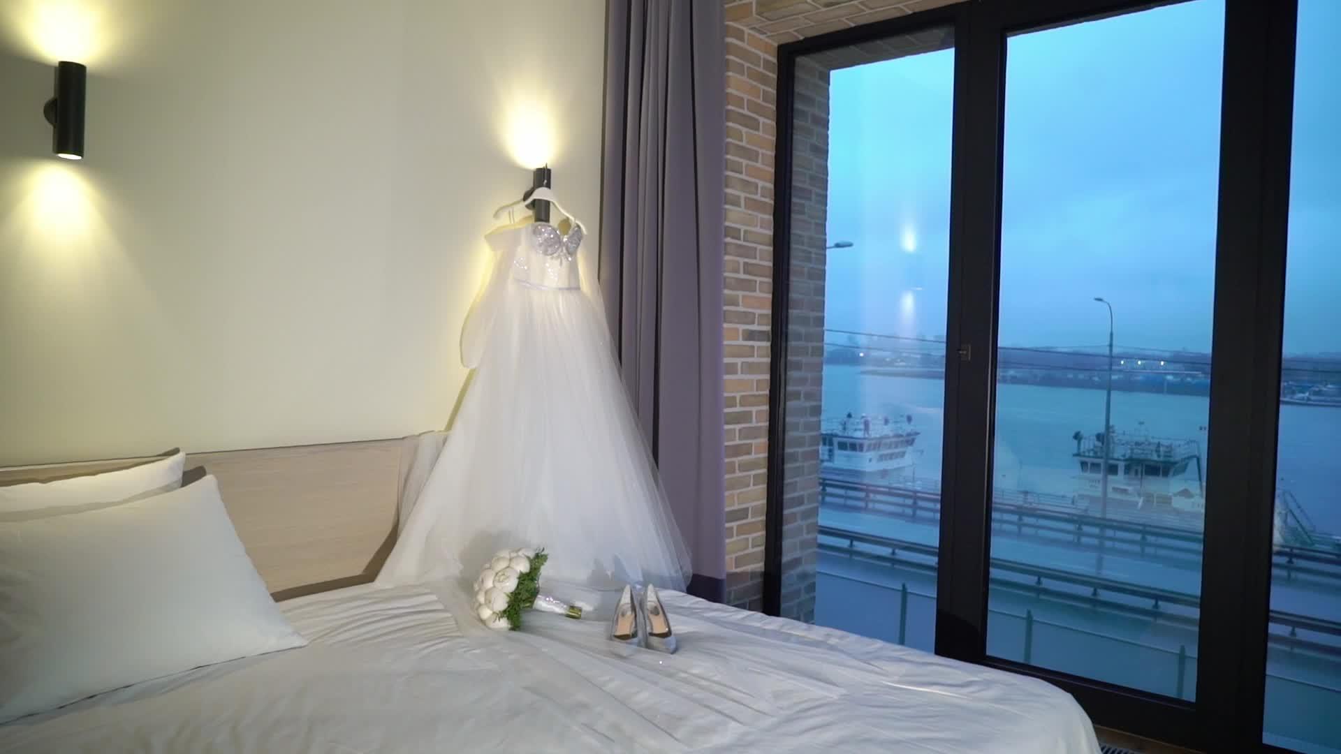 婚纱新娘礼服在卧室视频的预览图