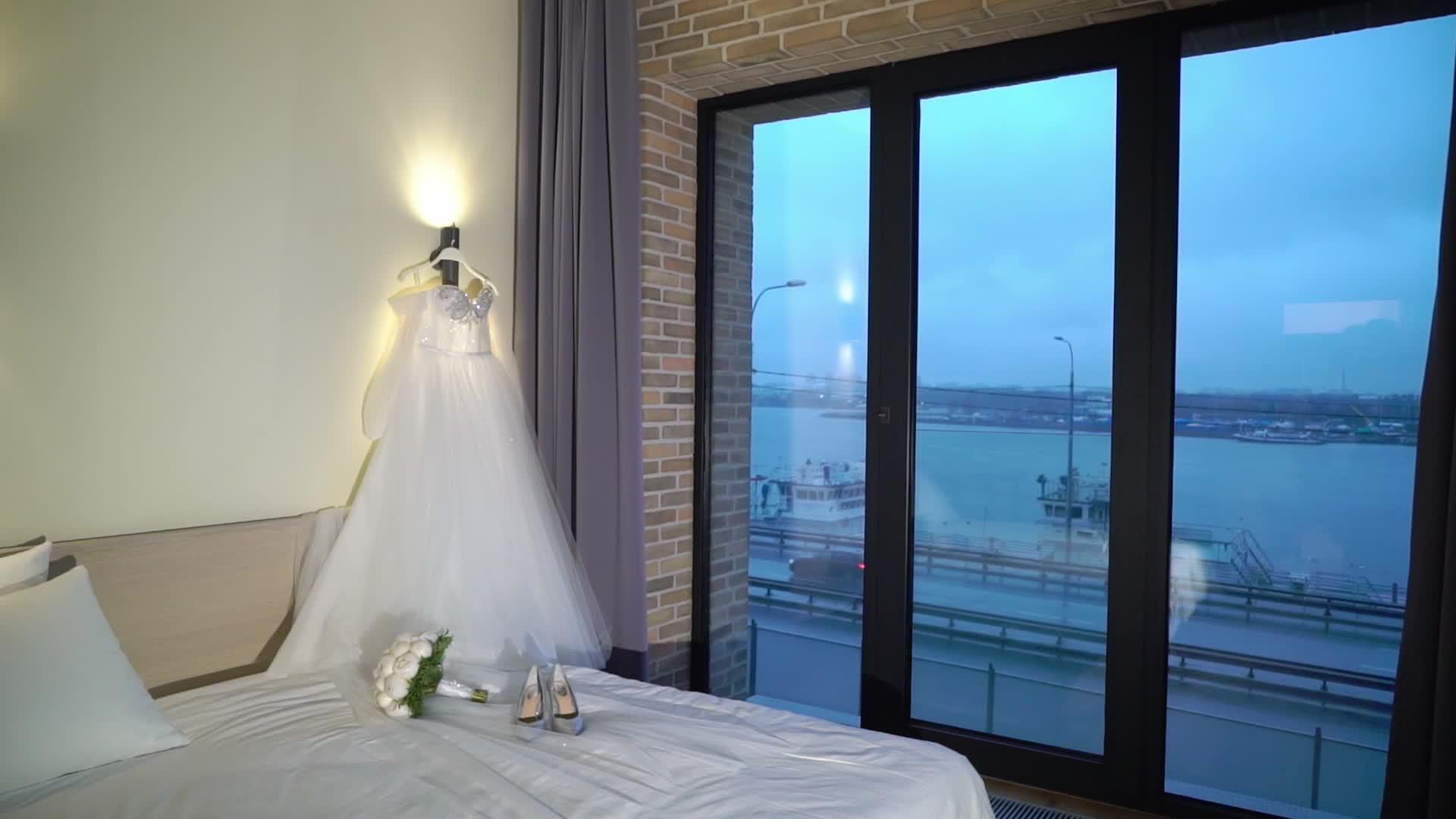 婚纱新娘礼服在卧室视频的预览图