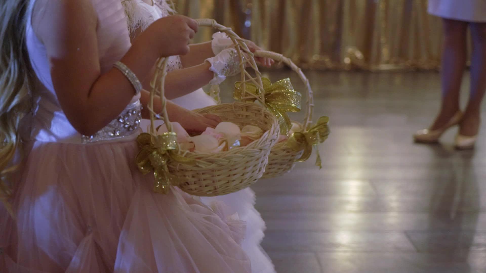 年轻女孩在新娘面前的婚礼上扔花瓣视频的预览图