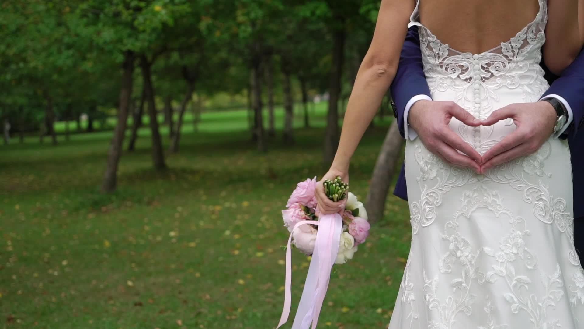 新郎用新娘的手臂做了一个心牌视频的预览图