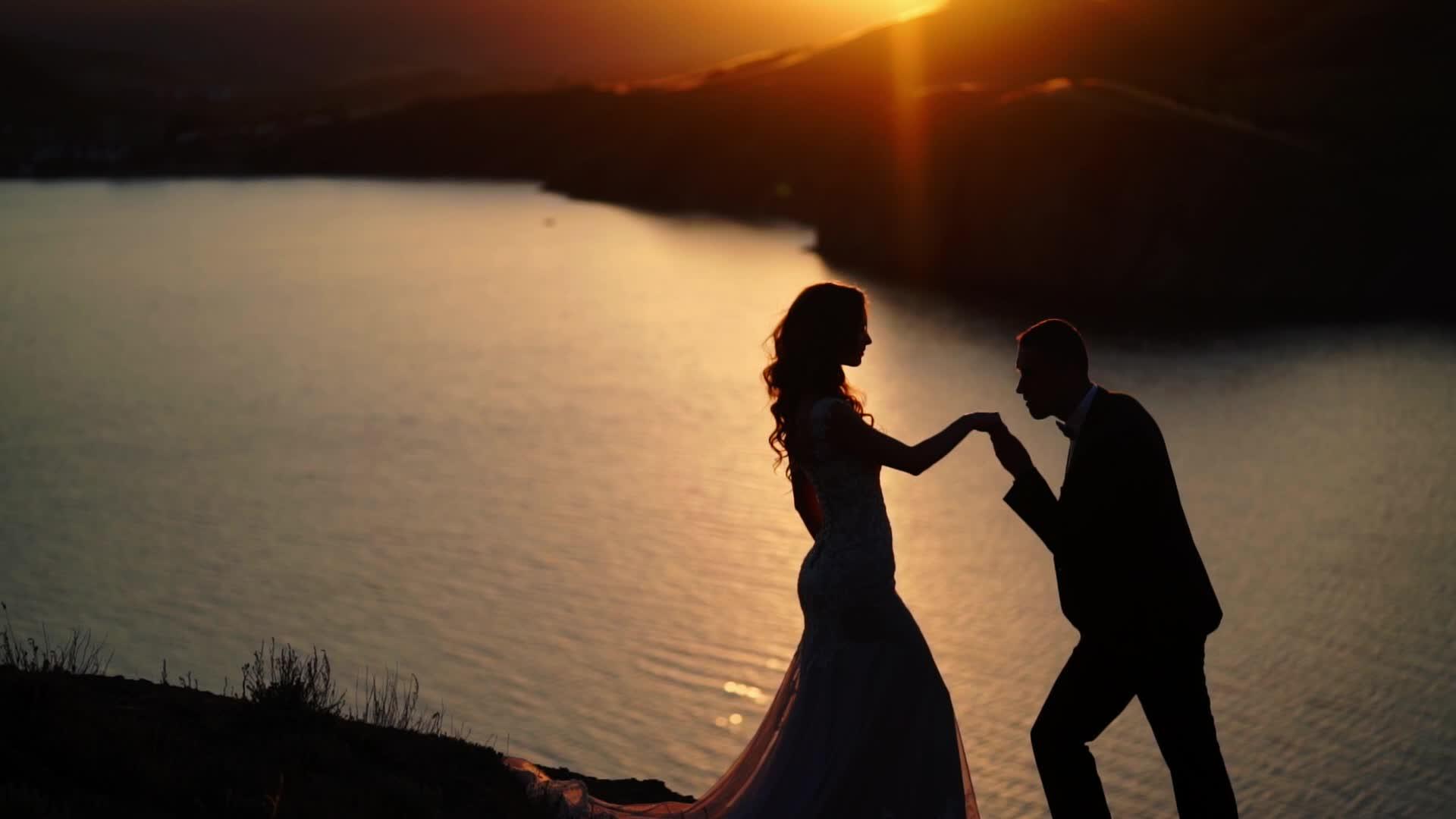 日落时山上的新娘和新郎视频的预览图