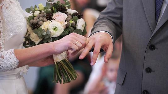 婚姻夫妇在仪式上交换戒指视频的预览图