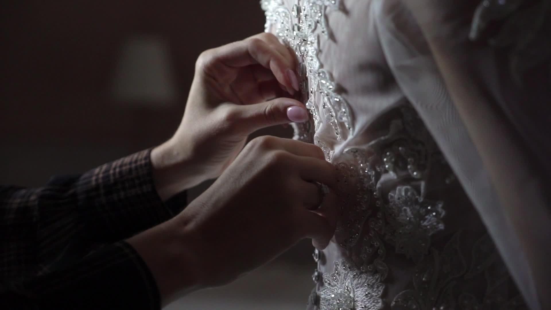 新娘的婚纱扣在新娘的白色上视频的预览图