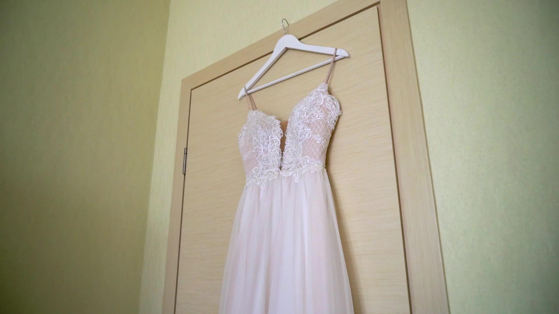 房间里的婚纱视频的预览图