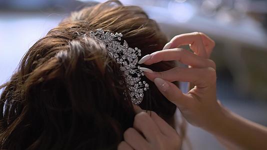 理发师为新娘做头发视频的预览图
