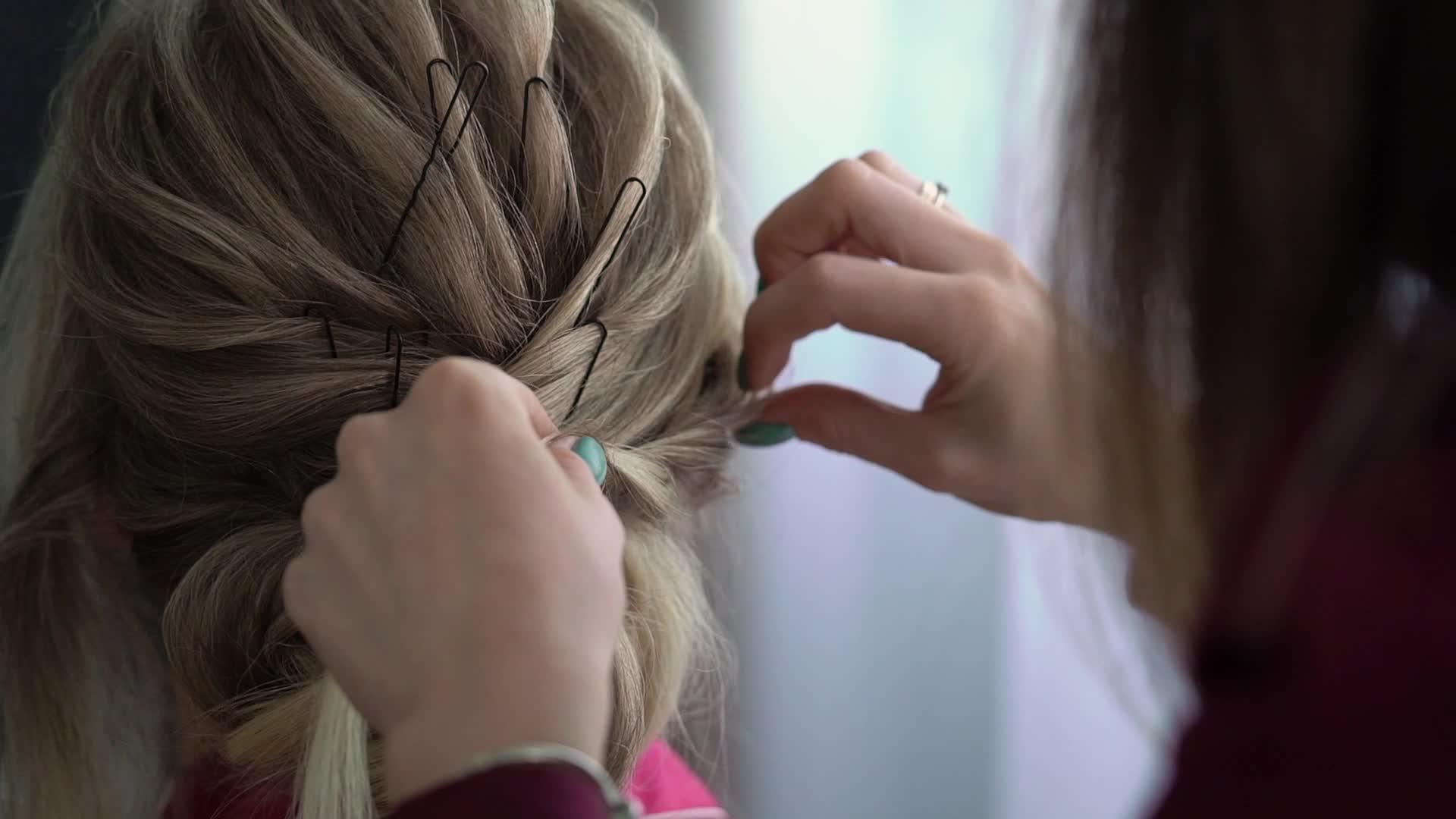 理发师为新娘做了一个年轻女孩的婚礼发型视频的预览图
