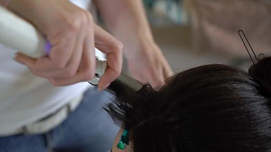 理发师为新娘做头发视频的预览图