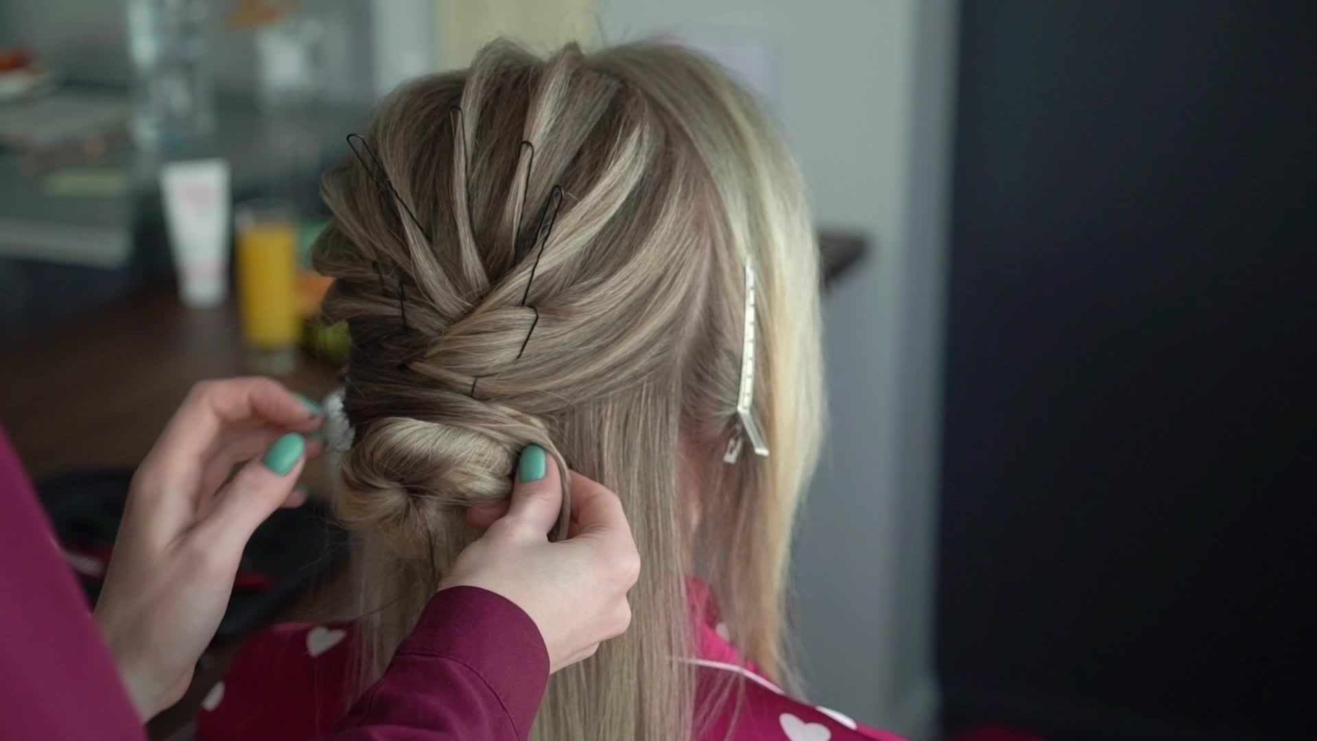 理发师为新娘做了一个年轻女孩的婚礼发型视频的预览图