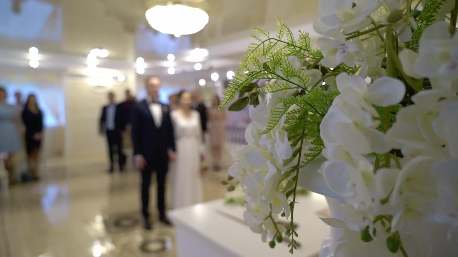 新娘和新郎在室内举行婚礼视频的预览图