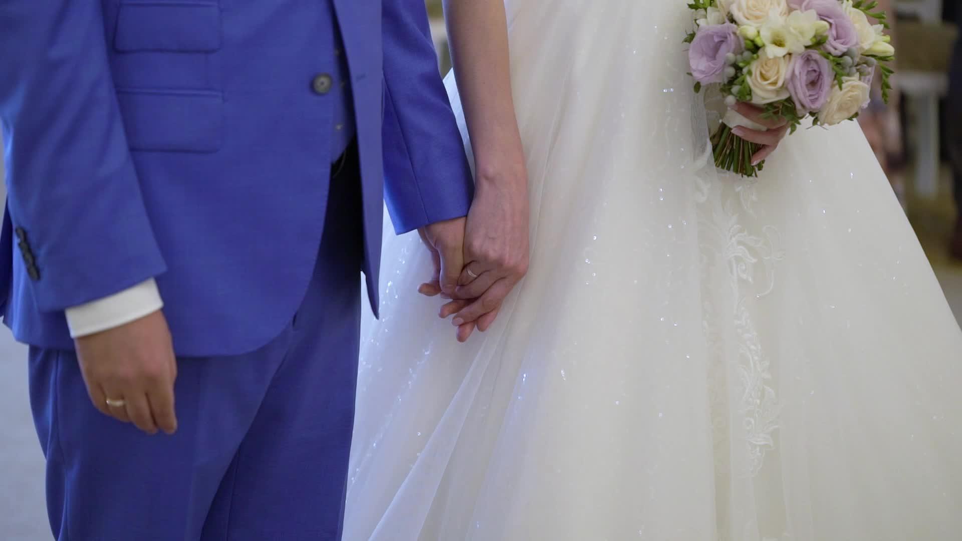 新娘和新郎在室内举行婚礼视频的预览图