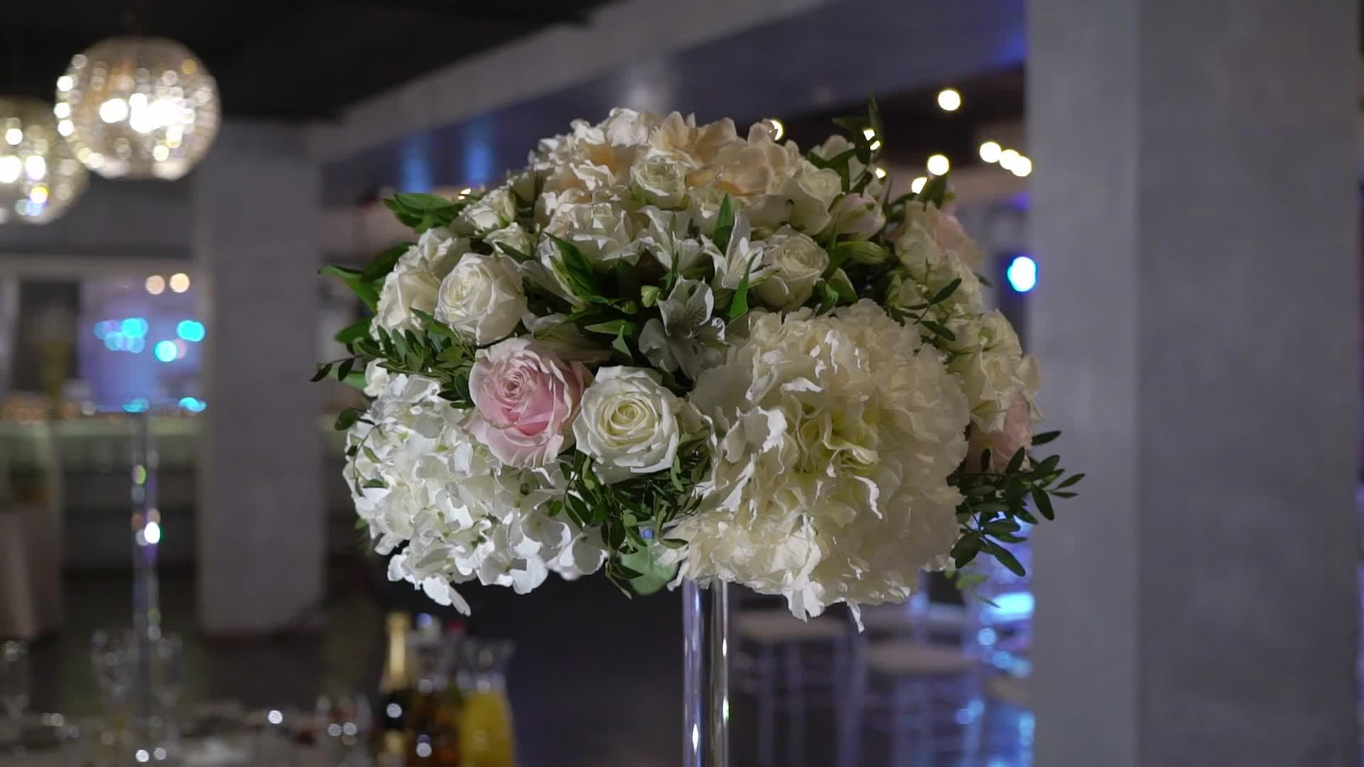 婚礼餐厅装饰鲜花视频的预览图