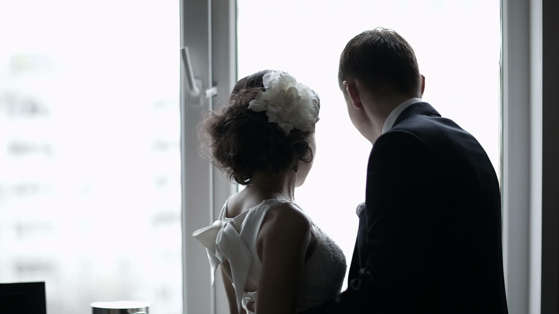 双亲新娘向窗外望去视频的预览图