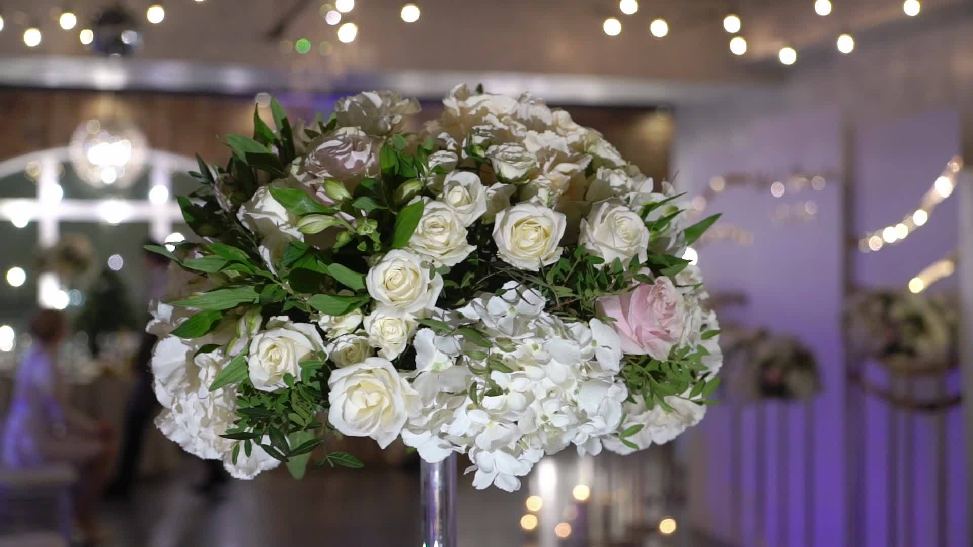 婚礼餐厅装饰鲜花视频的预览图