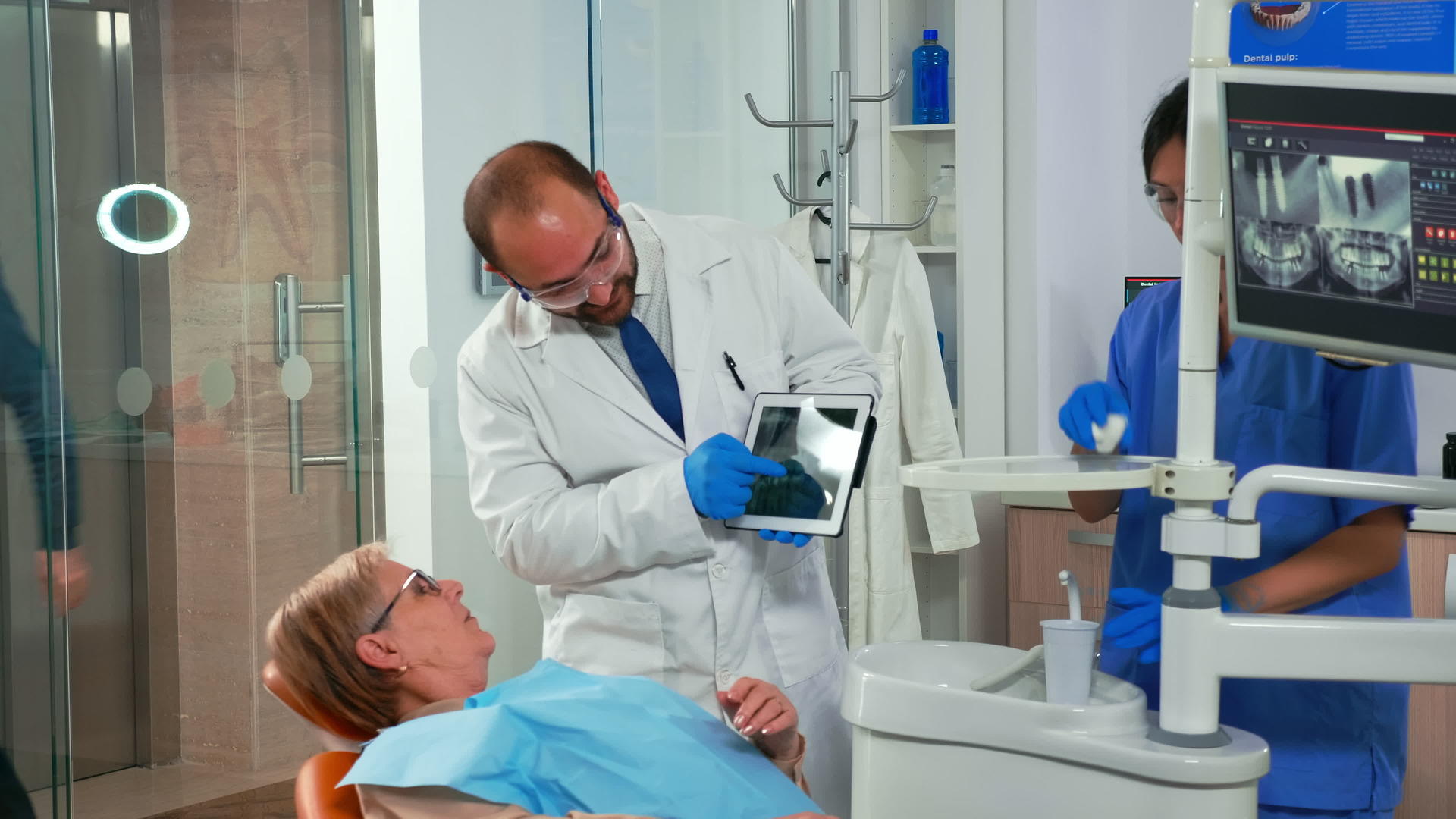 牙医办公室检查平板电脑上的X光图像视频的预览图