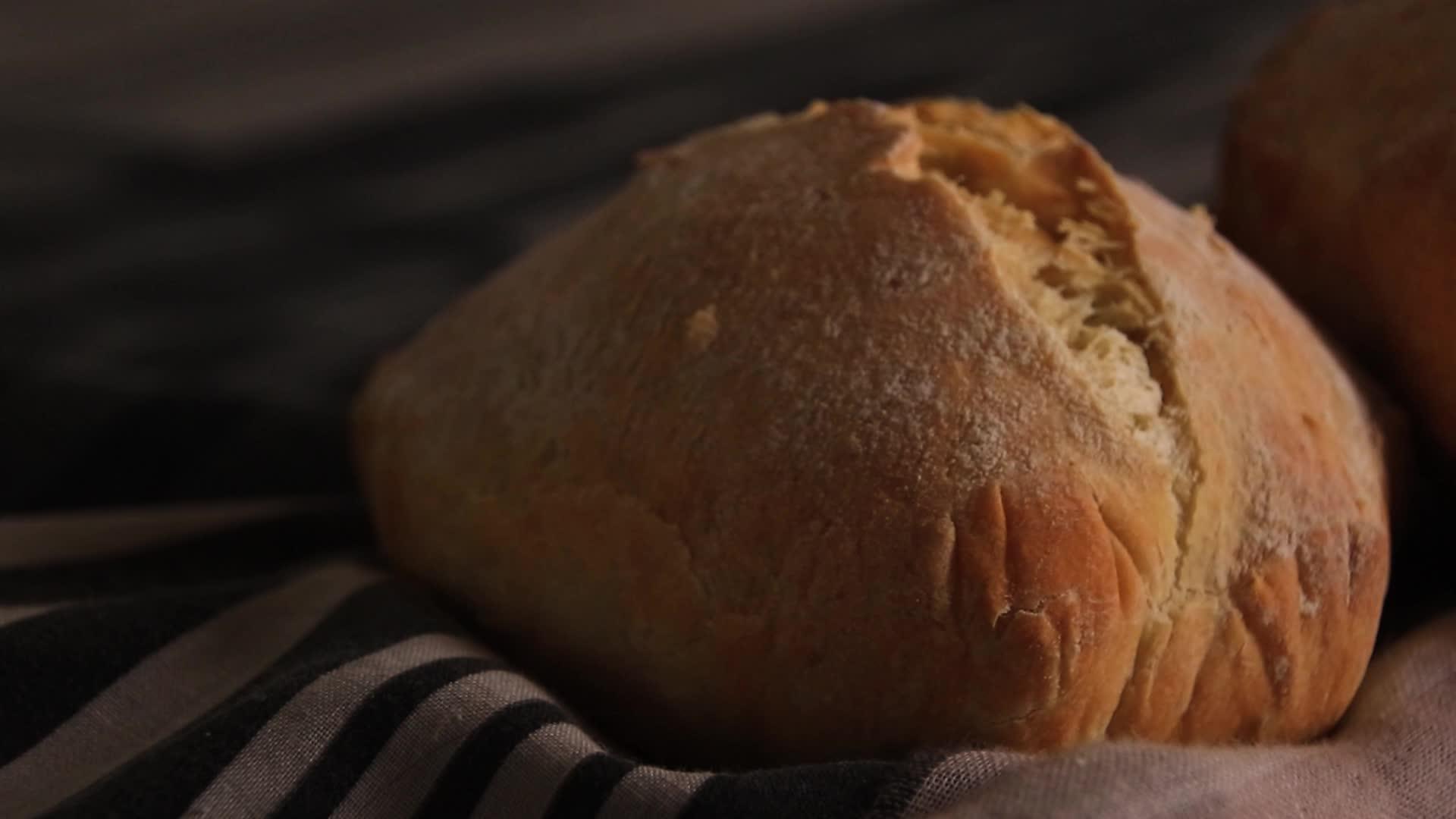 新的烤面包的焦点是架子视频的预览图