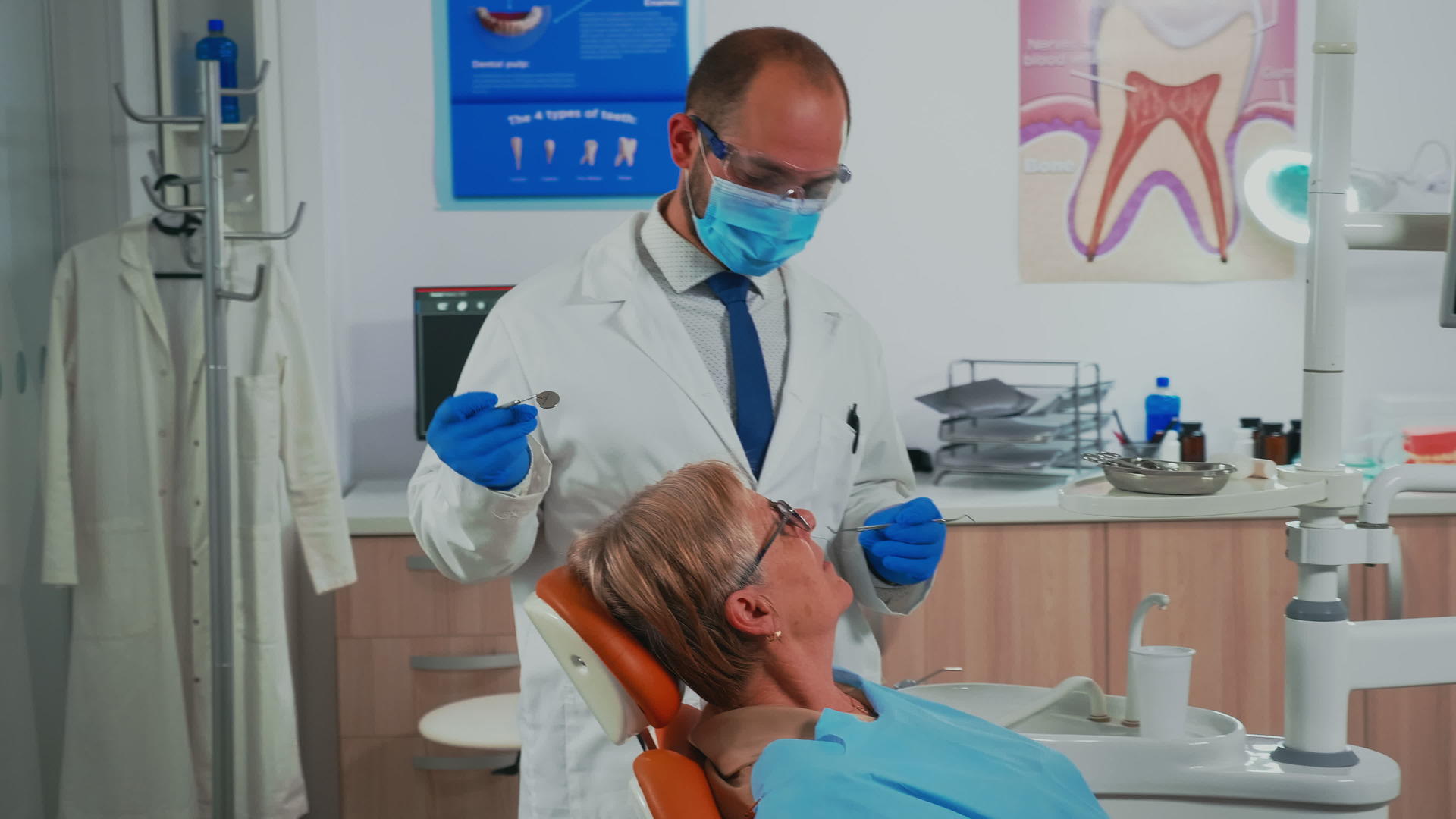 使用不孕症牙科工具检查患者的正畸牙科检查视频的预览图