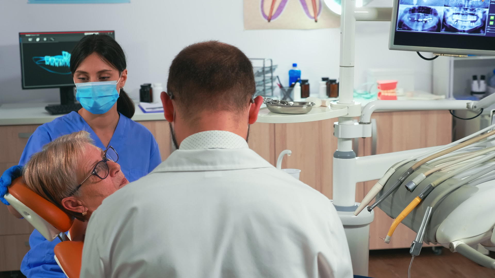牙医在现代牙科诊所与病人一起工作视频的预览图
