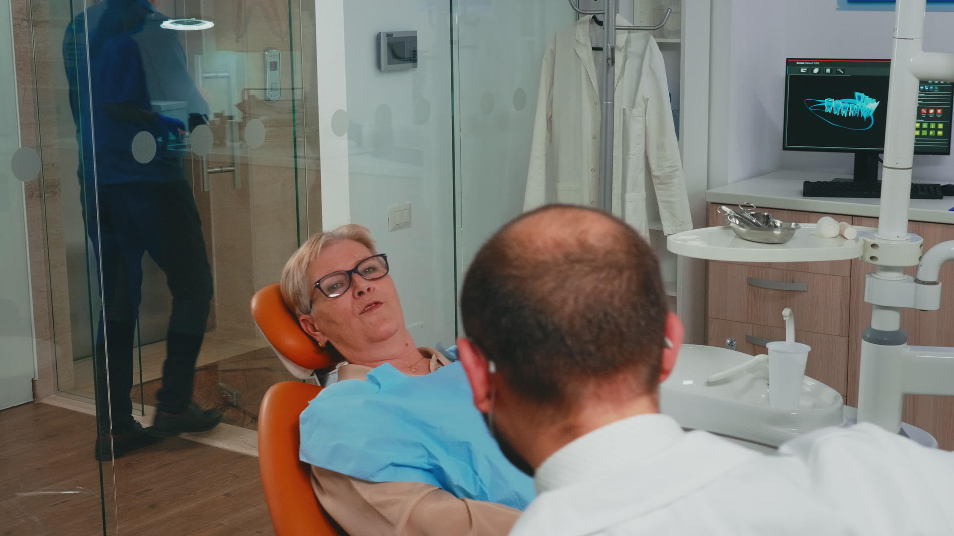 妇女在镜子中使用新的牙科植入物视频的预览图