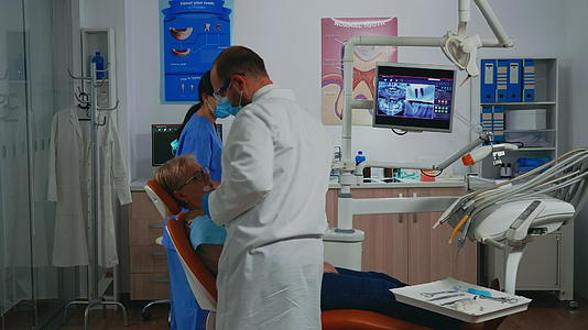 口腔外科医生使用新的牙冠检查视频的预览图