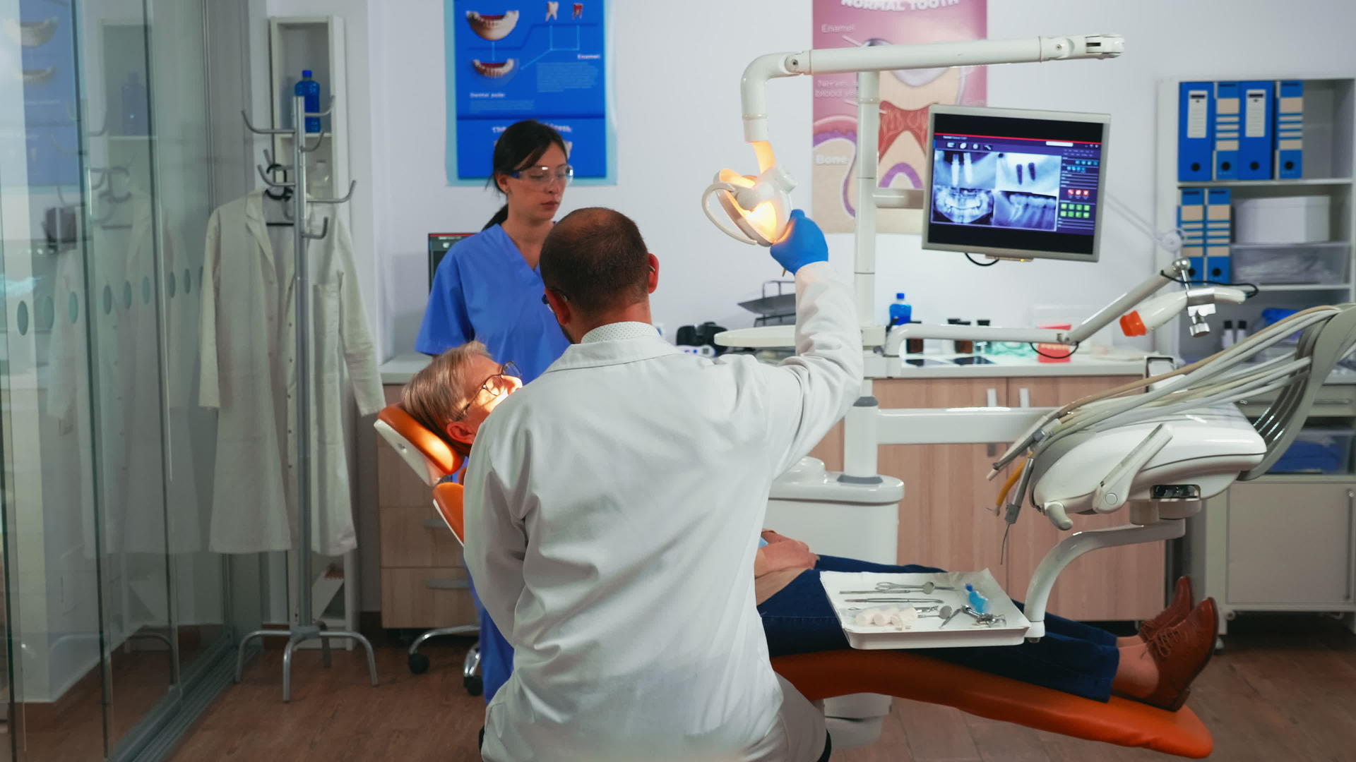 老年妇女在牙科检查期间视频的预览图