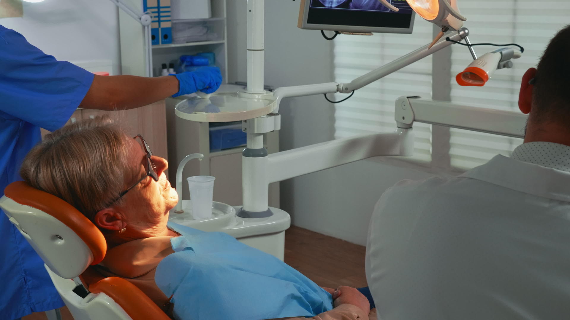 老年牙医妇女接受牙科治疗的人数视频的预览图
