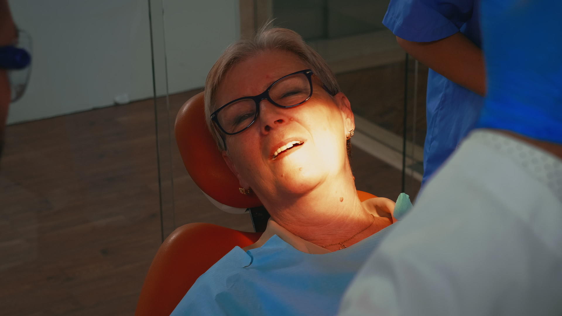 给检查患者的牙科牙科技师照明视频的预览图